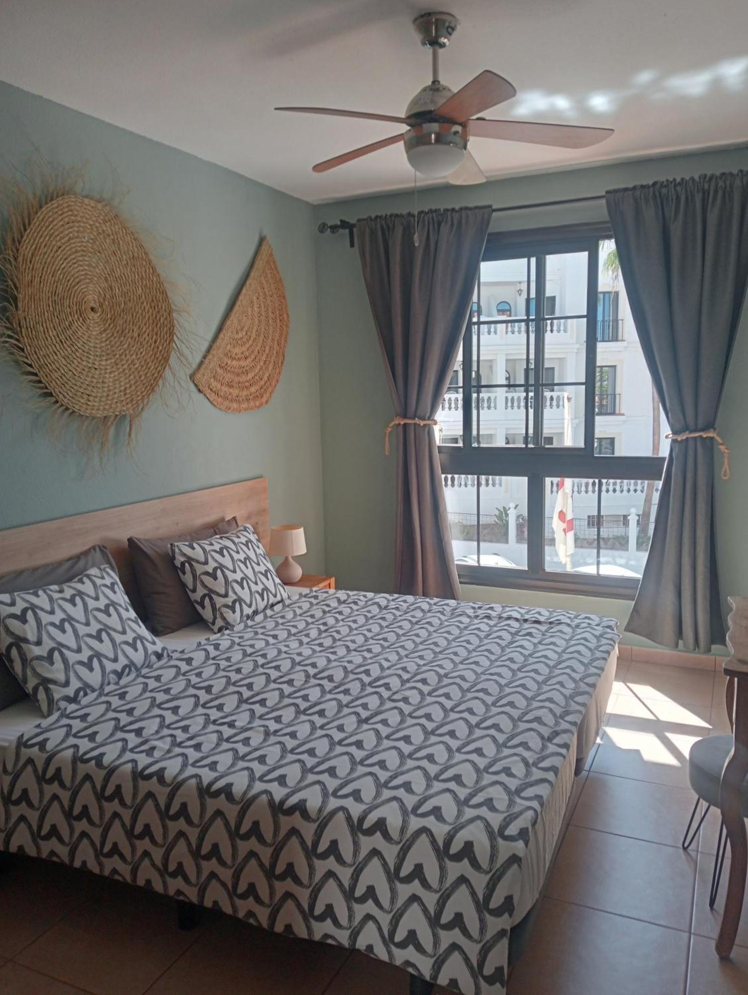 Greatly Located Apartment With Heated Pool, Los Cristianos لوس كريستيانوس المظهر الخارجي الصورة