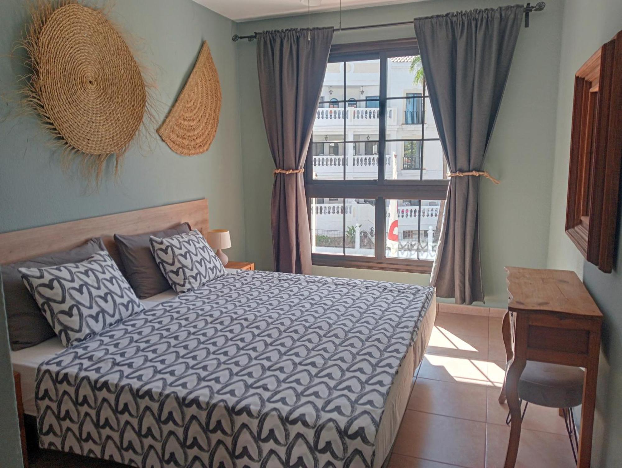 Greatly Located Apartment With Heated Pool, Los Cristianos لوس كريستيانوس المظهر الخارجي الصورة